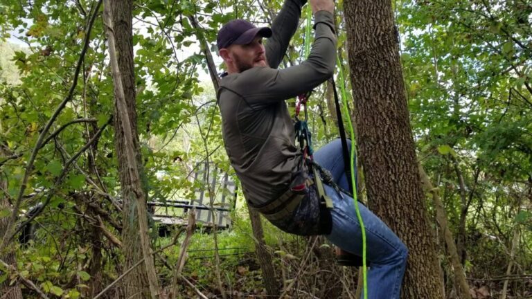 Video: SRT Rope Climbing Trees For Deer Hunting